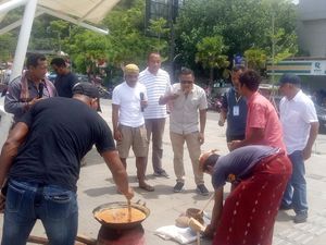 Lait Gola di Expo Ekraf Labuan Bajo, Jilat Gula Mendidih Bayar Rp 5.000