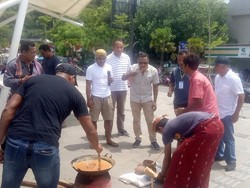 Lait Gola di Expo Ekraf Labuan Bajo, Jilat Gula Mendidih Bayar Rp 5.000