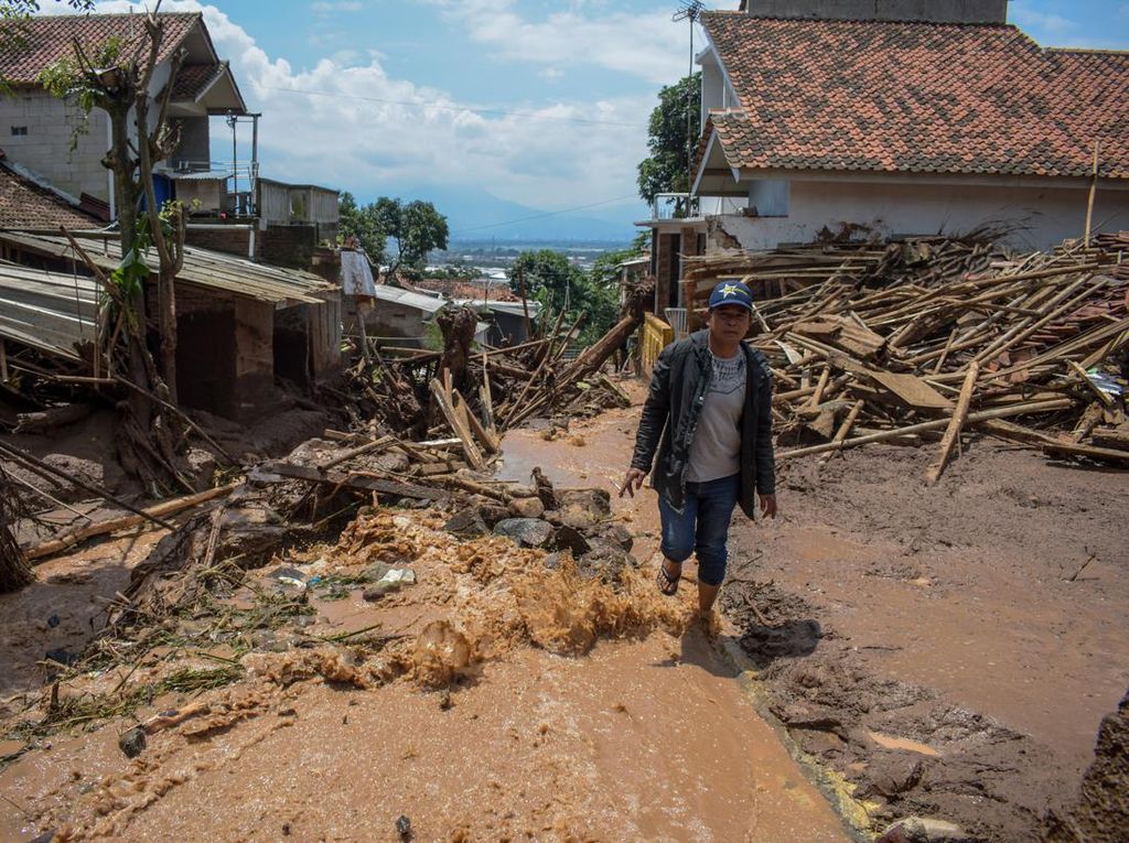 Sedang Umrah, Bupati Sumedang Doakan Korban Banjir Desa Sawahdadap