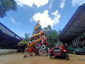 Pohon Natal dari Drum-Ban Bekas di Kebon Vintage Cars Bali