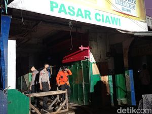 Pasar Ciawi Tasik Kebakaran, Polisi: 200 Kios Terbakar! Pasar Ciawi Tasik Kebakaran, Polisi: 200 Kios Terbakar!