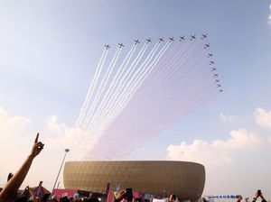 Aksi Aerobatik Pesawat Warnai Final Piala Dunia 2022 Aksi Aerobatik Pesawat Warnai Final Piala Dunia 2022