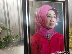 Usai Tahlilan, Jokowi Pasang Nisan di Makam Ibunda