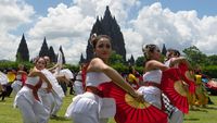Potret Ribuan Orang Meriahkan Jogja Menari di Prambanan