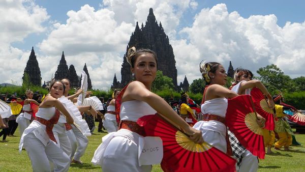 Potret Ribuan Orang Meriahkan Jogja Menari di Prambanan