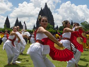 Potret Ribuan Orang Meriahkan Jogja Menari di Prambanan Potret Ribuan Orang Meriahkan Jogja Menari di Prambanan