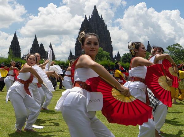Potret Ribuan Orang Meriahkan Jogja Menari di Prambanan