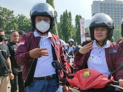 Momen Puan Dibonceng Menteri PPPA Naik Motor Listrik dari Monas-GBK