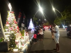 100 Pohon Natal Berjejer Hiasi Ruas Jalan El Tari Kupang