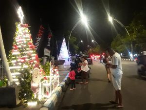100 Pohon Natal Berjejer Hiasi Ruas Jalan El Tari Kupang 100 Pohon Natal Berjejer Hiasi Ruas Jalan El Tari Kupang