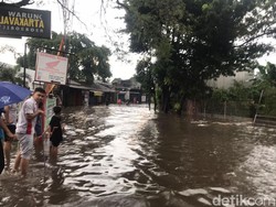 Genangan Air di Jalan Jambore Cibubur Bikin Lalin Macet!