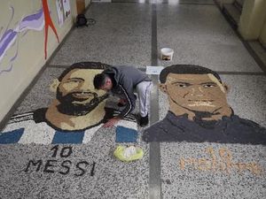 Kreasi Seniman Lukis Wajah Messi vs Mbappe dari Pasir dan Biji-bijian Kreasi Seniman Lukis Wajah Messi vs Mbappe dari Pasir dan Biji-bijian