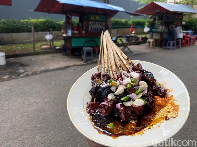 Sudah Ada Sejak 1979, Sate Gerobakan Ini Jadi Favorit Helmy Yahya