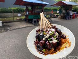 Sudah Ada Sejak 1979, Sate Gerobakan Ini Jadi Favorit Helmy Yahya