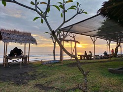 Menunggu Sunset di Pelataran Rambut Siwi Jembrana