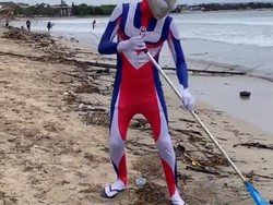 Sosok Ultraman yang Viral Bersih-bersih Sampah Pantai Kuta