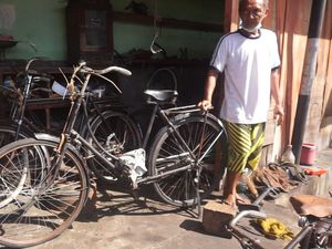 Kisah Tukang Servis Sepeda Onthel di Mengwi yang Kian Langka Kisah Tukang Servis Sepeda Onthel di Mengwi yang Kian Langka