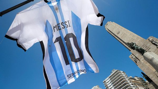 Jersey Raksasa Messi Mejeng di Rosario Argentina