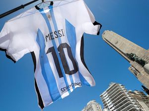 Jersey Raksasa Messi Mejeng di Rosario Argentina