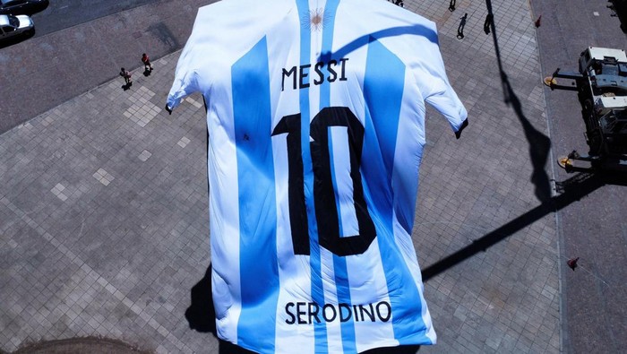 An-18-meter long Argentina shirt featuring soccer star Lionel Messis surname is displayed at the Monumento a la Bandera (The National Flag Memorial), in Rosario, Argentina, December 16, 2022. REUTERS/Agustin Marcarian