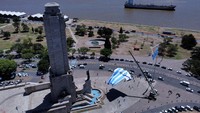 Pemerintah setempat memajang jersey sang pemain bintang Lionel Messi sebagai bentuk dukungan penuh warga Argentina pada negaranya agar juara Piala Dunia mengahadapi sang juara bertahan Prancis