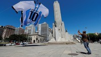 Kaos sepanjang 18 meter bernomor punggung 10 bintang sepak bola Argentina Lionel Messi dipajang di Monumento a la Bandera (Tugu Peringatan Bendera Nasional), di Rosario, Argentina. 