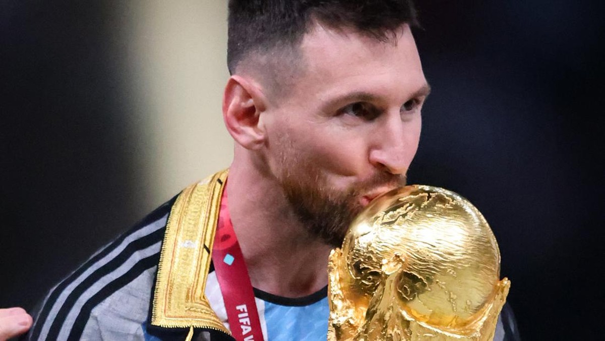 Lionel Messi mengecup trofi juara Piala Dunia 2022. (Foto: Corbis via Getty Images/Stefan Matzke - sampics)