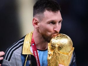 Potret Peta Indonesia yang Viral Saat Messi Pamer Trofi Piala Dunia Potret Peta Indonesia yang Viral Saat Messi Pamer Trofi Piala Dunia