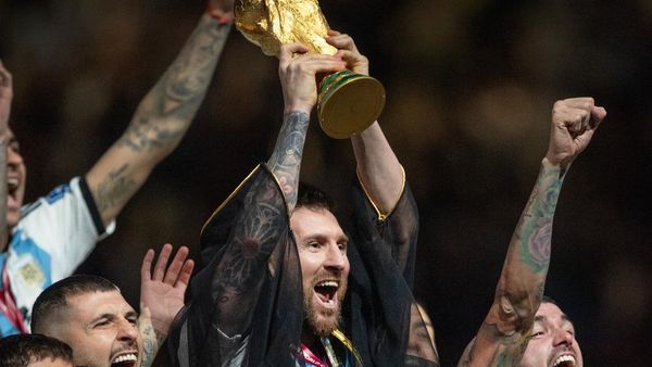 Gaya Messi Angkat Trofi Piala Dunia yang Jadi Perdebatan, Pakai Jubah Arab