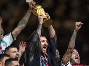 Gaya Messi Angkat Trofi Piala Dunia yang Jadi Perdebatan, Pakai Jubah Arab Gaya Messi Angkat Trofi Piala Dunia yang Jadi Perdebatan, Pakai Jubah Arab