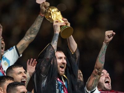 Gaya Messi Angkat Trofi Piala Dunia yang Jadi Perdebatan, Pakai Jubah Arab