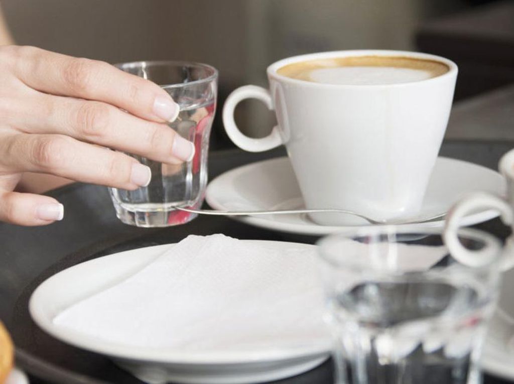 4 Alasan Mengapa Kamu Perlu Minum Air Putih Sebelum Ngopi