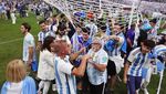 Pemain-Suporter Argentina Bawa Jaring Gawang Buat Suvenir