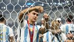 Pemain-Suporter Argentina Bawa Jaring Gawang Buat Suvenir