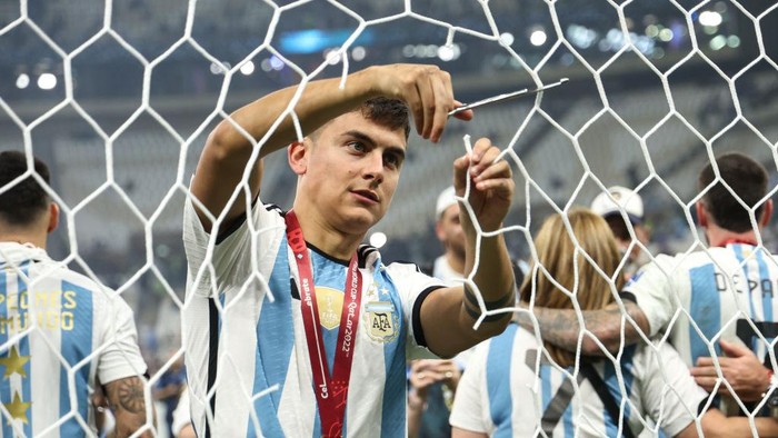 Ada-ada Saja, Pemain-Suporter Argentina Bawa Jaring Gawang Buat Suvenir LUSAIL CITY, QATAR - DECEMBER 18: Paulo Dybala of Argentina cuts a piece of the goal net after winning the FIFA World Cup during the FIFA World Cup Qatar 2022 Final match between Argentina and France at Lusail Stadium on December 18, 2022 in Lusail City, Qatar. (Photo by Matthew Ashton - AMA/Getty Images)