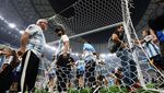 Pemain-Suporter Argentina Bawa Jaring Gawang Buat Suvenir
