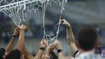Pemain-Suporter Argentina Bawa Jaring Gawang Buat Suvenir