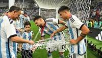 Nicolas Otamendi dan Paulo Dybala dari Argentina memotong jaring dari gawang setelah memenangkan Piala Dunia. David Ramos/FIFA/Getty Images  