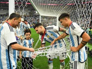 Pemain-Suporter Argentina Bawa Jaring Gawang Buat Suvenir