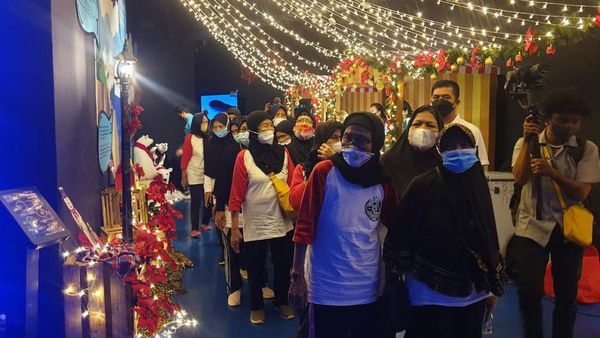 Akpol 2010 Ajak Penghuni Panti Jompo Wisata ke Jakarta Aquarium