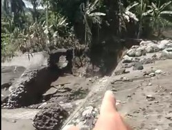 Semeru Erupsi Bertubi-tubi Bikin Sungai-Jembatan Tertutup Abu Vulkanik