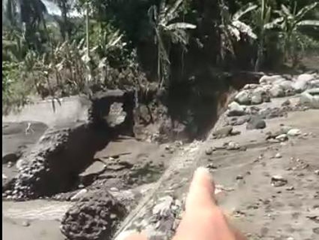 Semeru Erupsi Bertubi-tubi Bikin Sungai-Jembatan Tertutup Abu Vulkanik Semeru Erupsi Bertubi-tubi Bikin Sungai-Jembatan Tertutup Abu Vulkanik