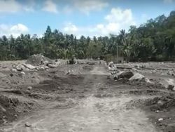 Jembatan Putus! Warga Lumajang Terpaksa Lewati Timbunan Lahar Dingin