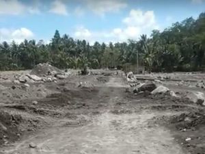 Jembatan Putus! Warga Lumajang Terpaksa Lewati Timbunan Lahar Dingin