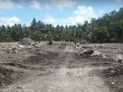 Jembatan Putus! Warga Lumajang Terpaksa Lewati Timbunan Lahar Dingin