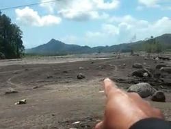 Erupsi Semeru Paksa Warga Terjang Pasir Isap di Aliran Lahar Dingin