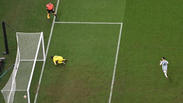18 December 2022, Qatar, Lusail: Soccer, World Cup, Argentina - France, final round, final, Lusail Stadium, Argentina's goalkeeper Emiliano Martinez holds a penalty kick from France's Kingsley Coman. Photo: Robert Michael/dpa (Photo by Robert Michael/picture alliance via Getty Images)