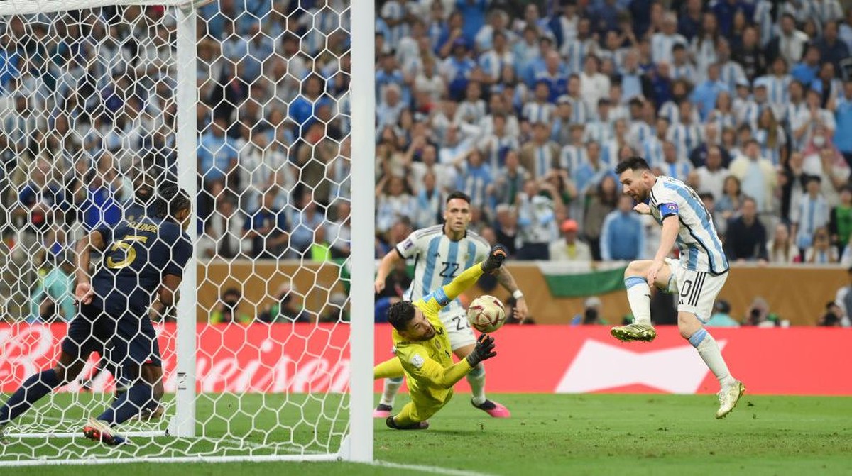 Momen Striker Argentina Messi menjebol gawang Timnas Prancis di masa perpanjangan waktu final Piala Dunia 2022. Foto: FIFA via Getty Images/David Ramos - FIFA