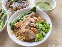Bakmie Daging Legenda: Gurihnya Bakmi Topping Brisket dan Bebek Peking