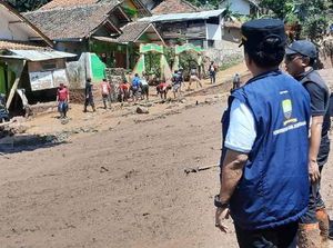 Banjir Bandang Sumedang Dipicu Sampah dari Gunung Geulis
